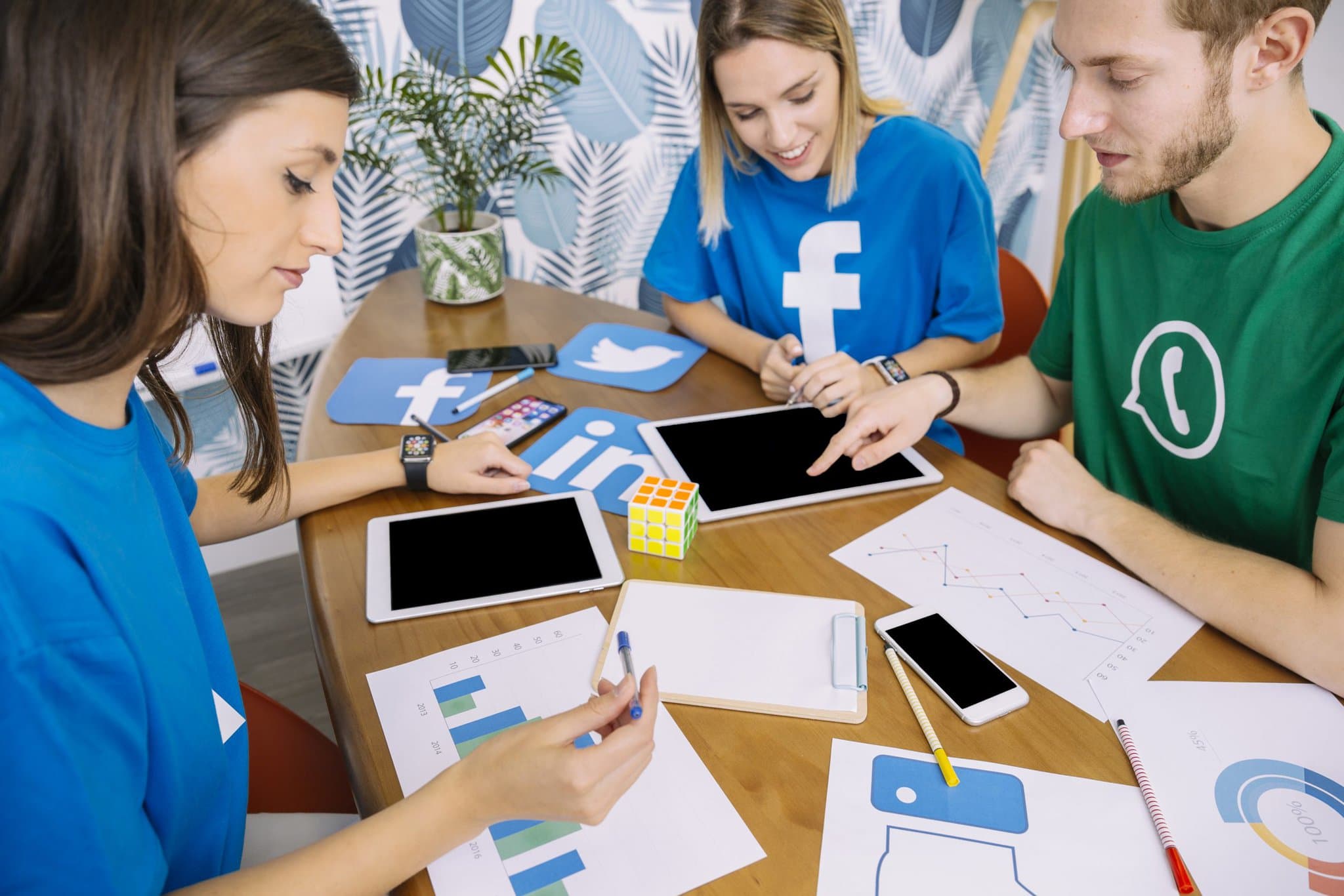 creative team having discussion social media application scaled essential college Podnikání na sociálních sítích
